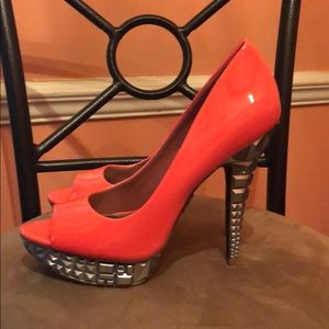 Stylish women’s heels. Only worn once!